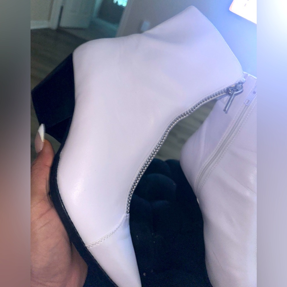 White soft leather ankle boots pointy toe on trend !